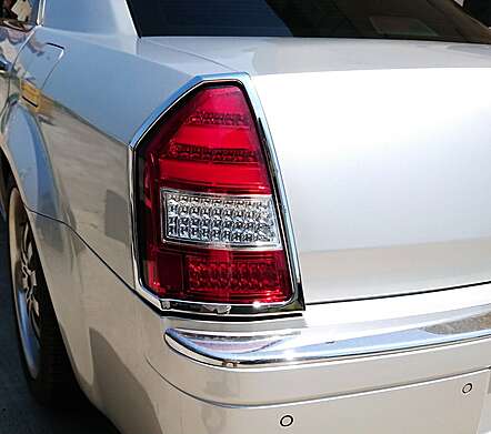 Накладки на задние фонари хромированные IDFR 1-CR610-02C для Chrysler 300C 2005-2007