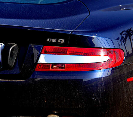 Накладки на задние фонари центральные хромированные IDFR 1-AM001-05C для Aston Martin DB9 2004-